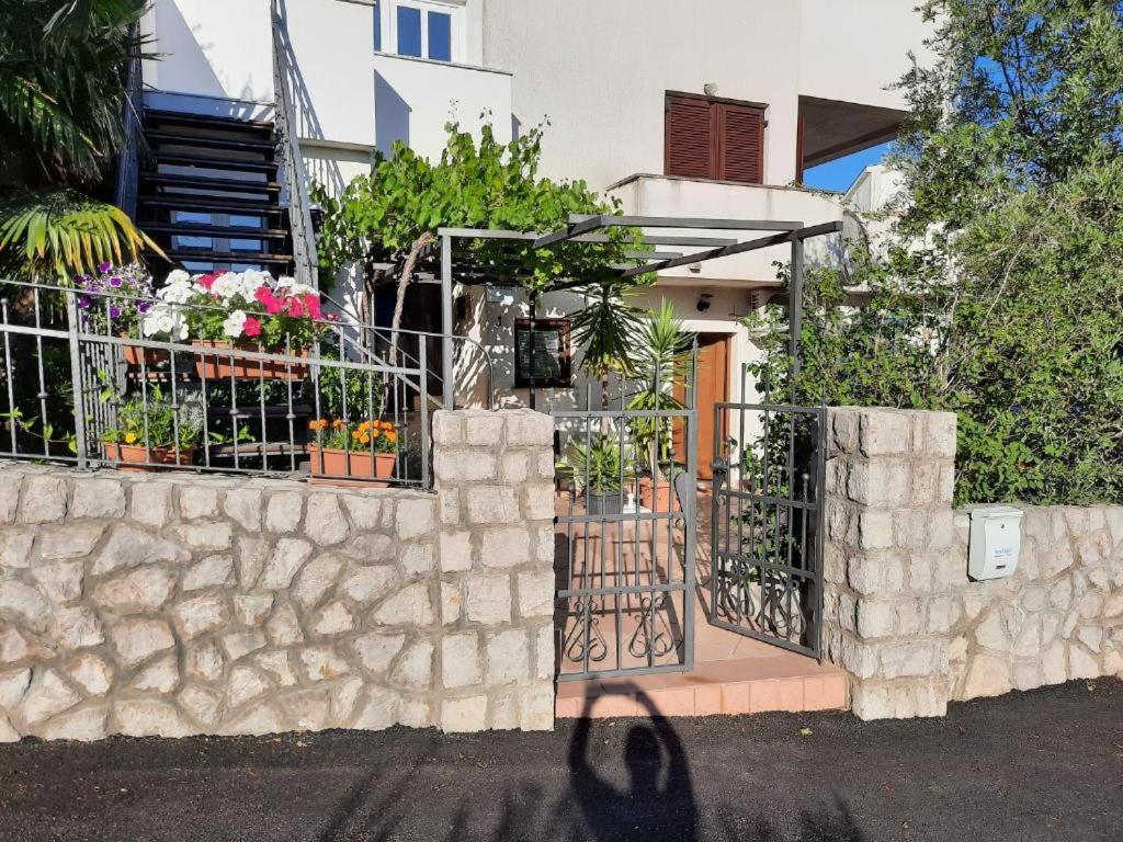 Apartments Jessica Krk Town Exterior photo